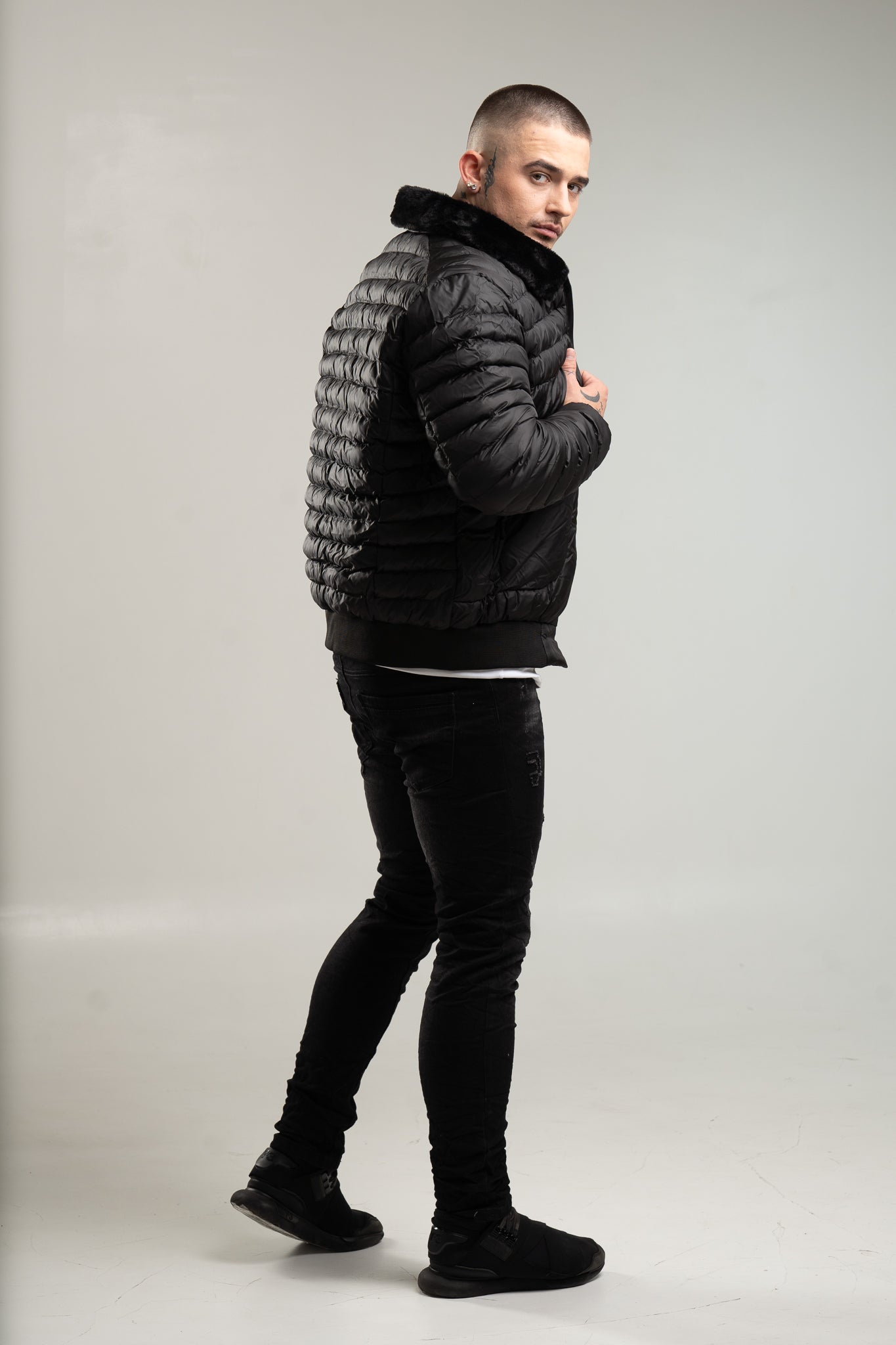 Czarna bomberka męska ze ściągaczem i ciepłym kołnierzem