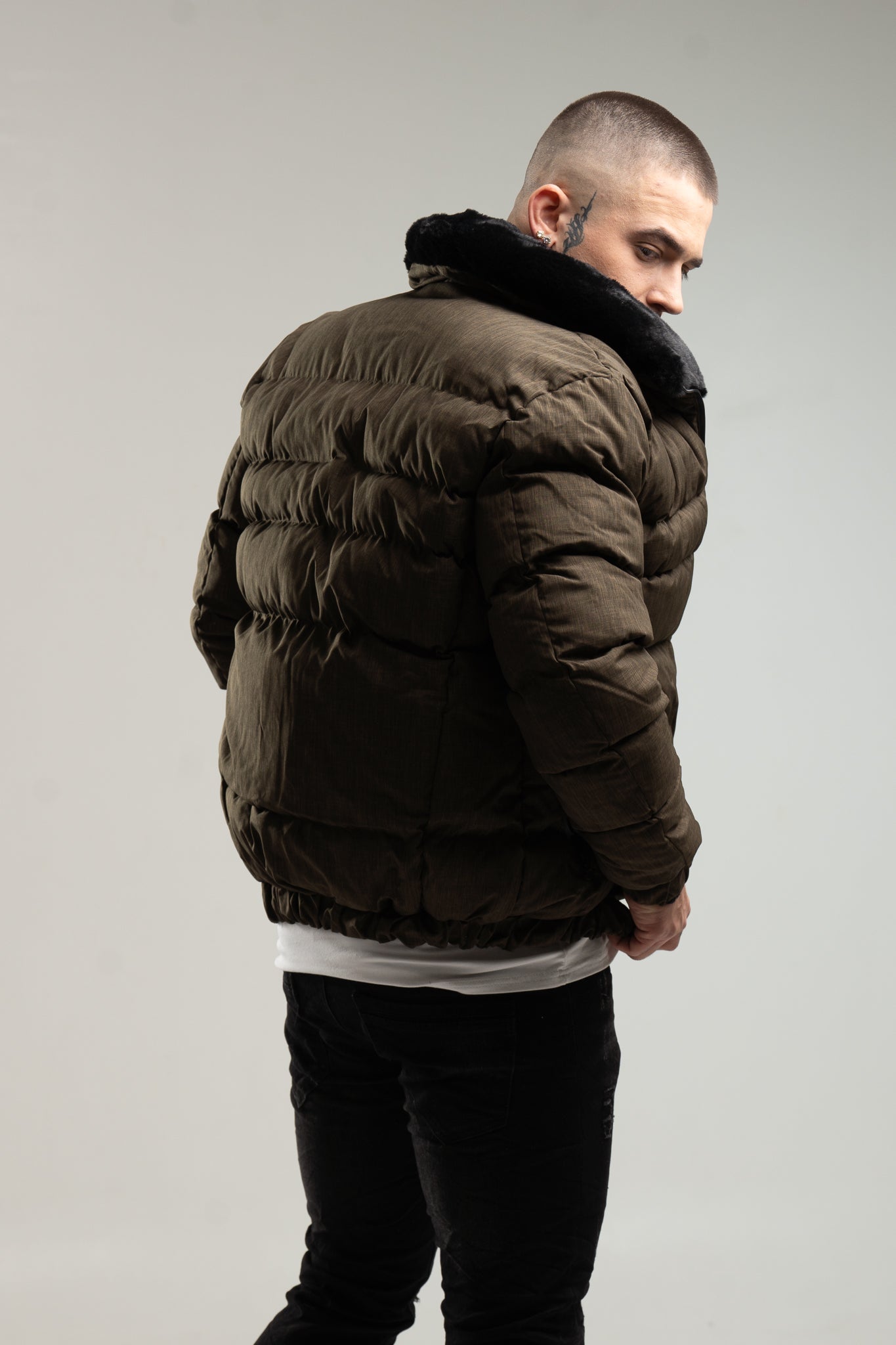 Zimowa kurtka męska typu bomberka w kolorze zielonym