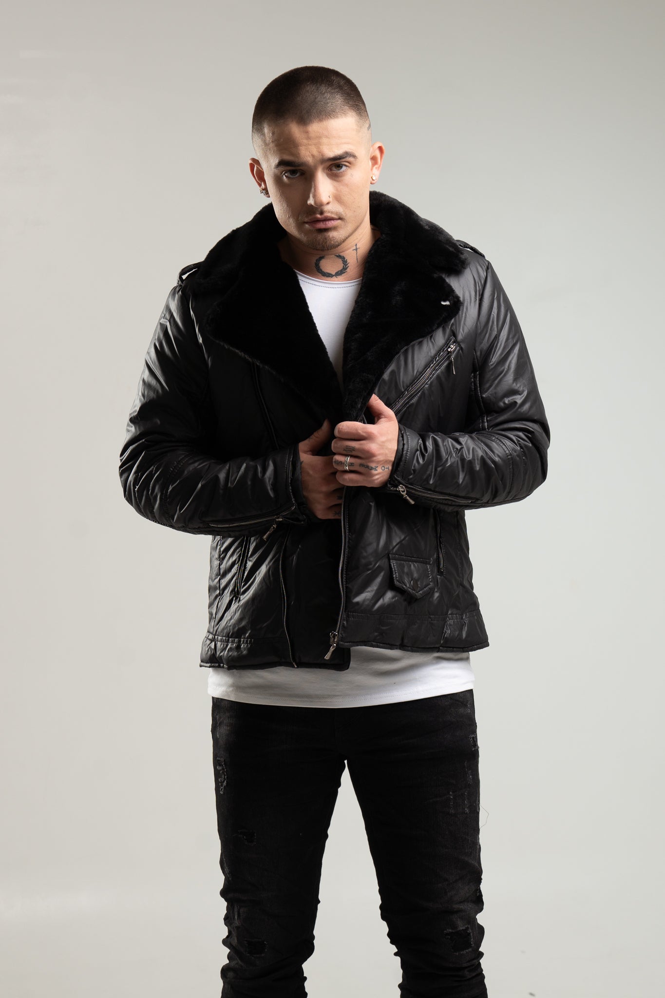 Stylowa czarna kurtka męska z ozdobnymi zamkami