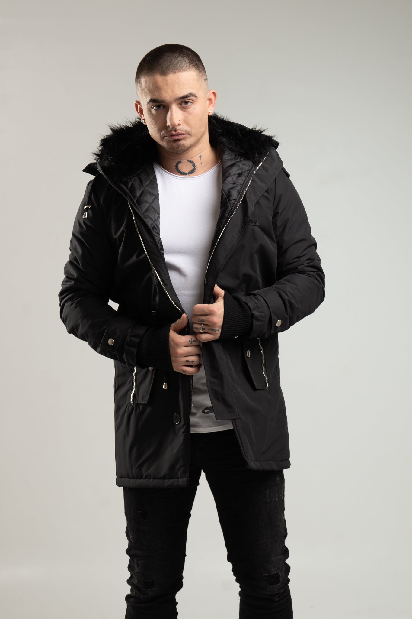 Czarna parka męska o kroju slim-fit z kapturem
