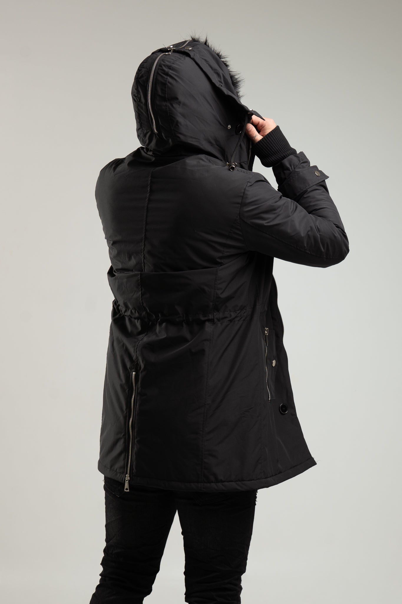 Czarna parka męska o kroju slim-fit z kapturem