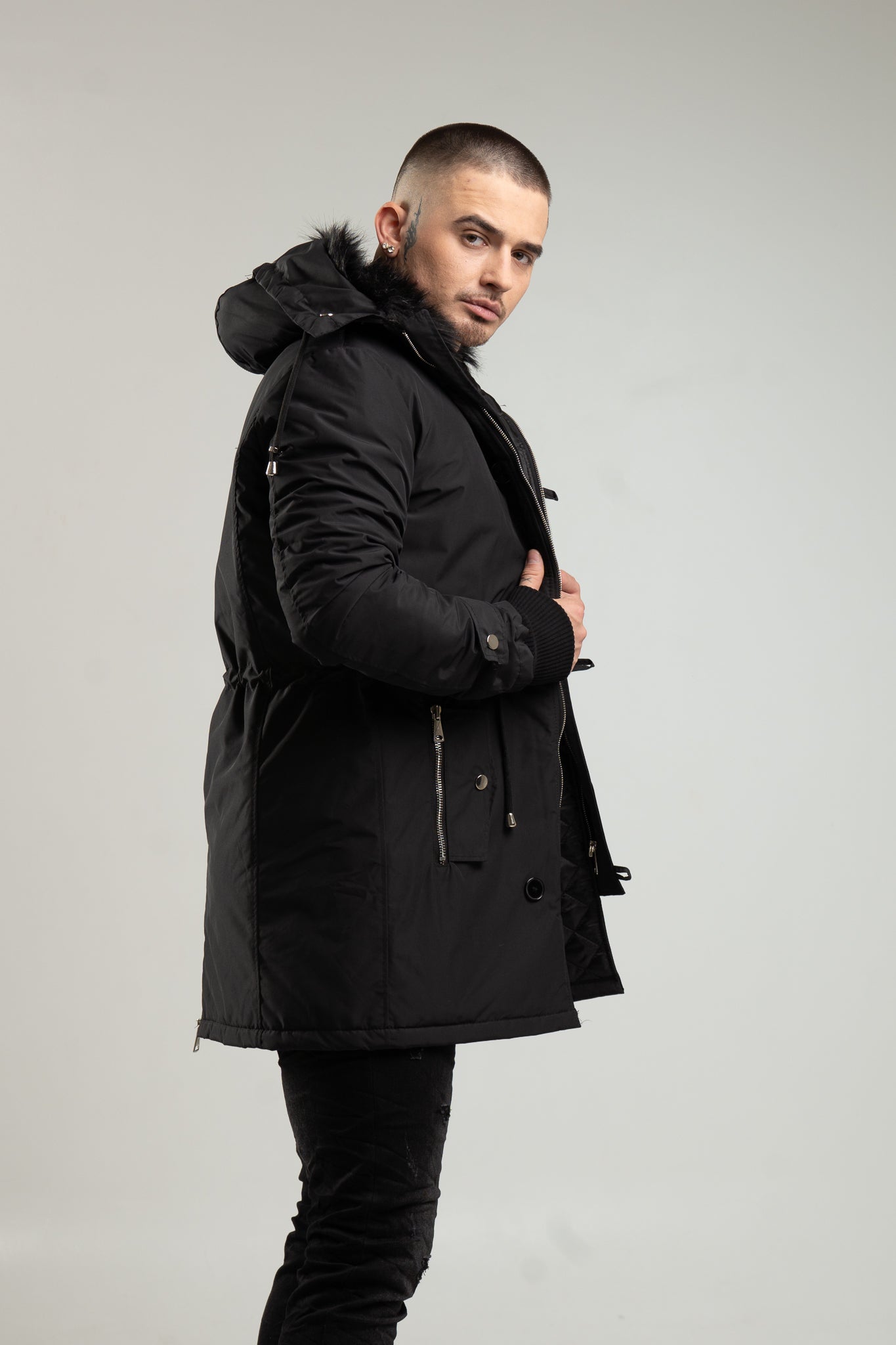 Czarna parka męska o kroju slim-fit z kapturem