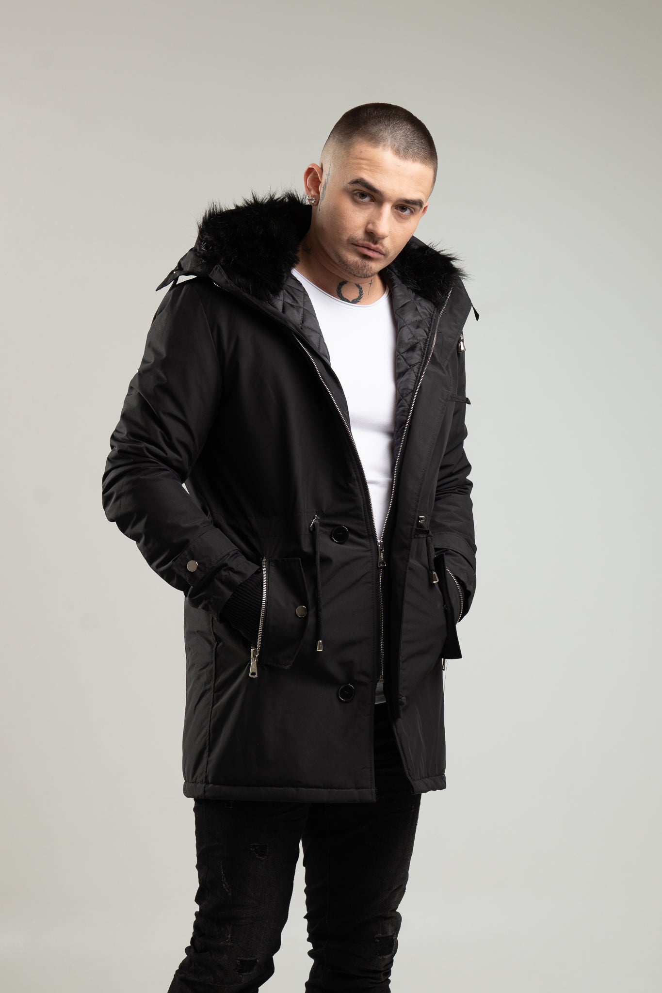 Czarna parka męska o kroju slim-fit z kapturem