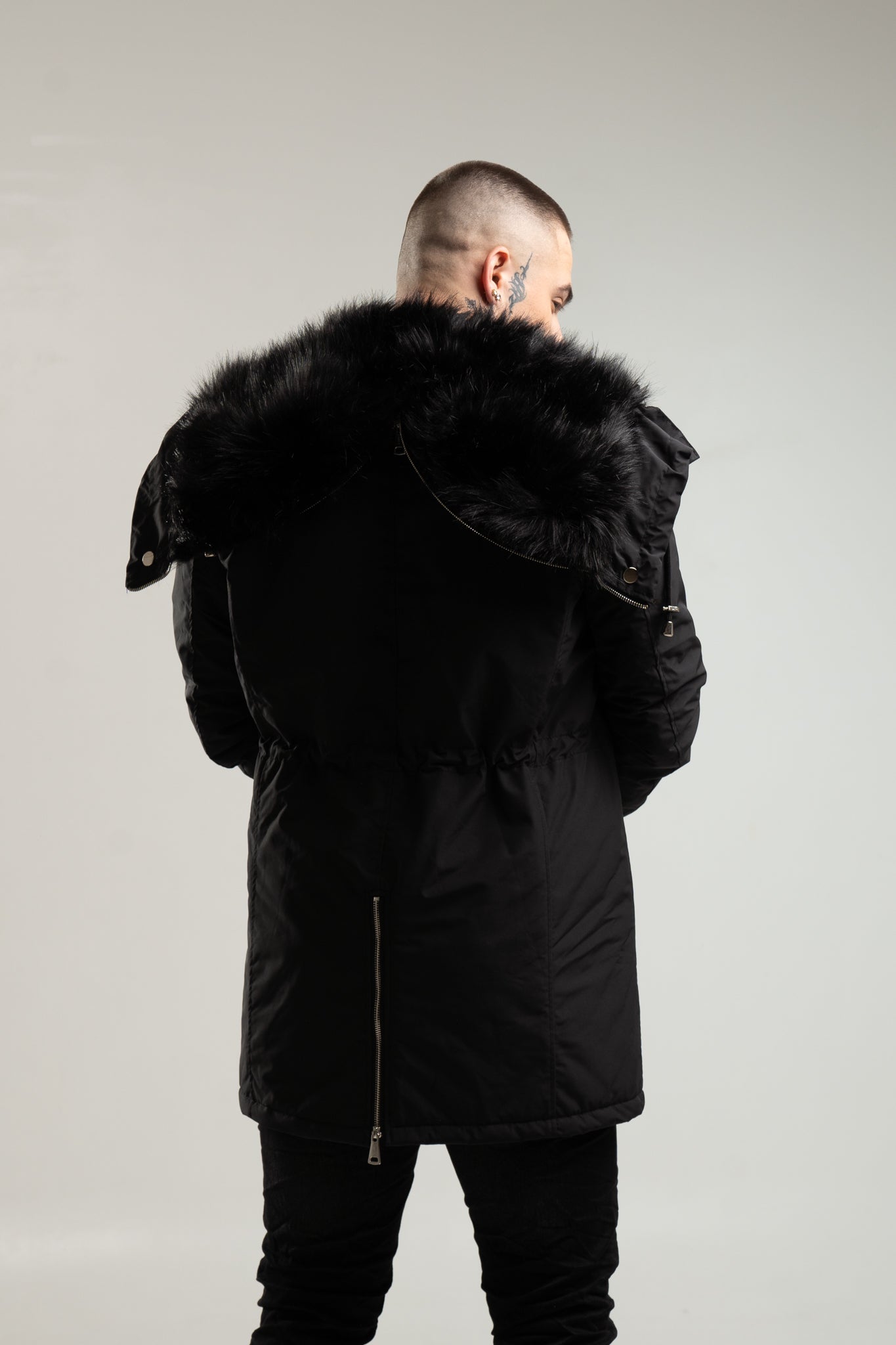 Czarna parka męska o kroju slim-fit z kapturem