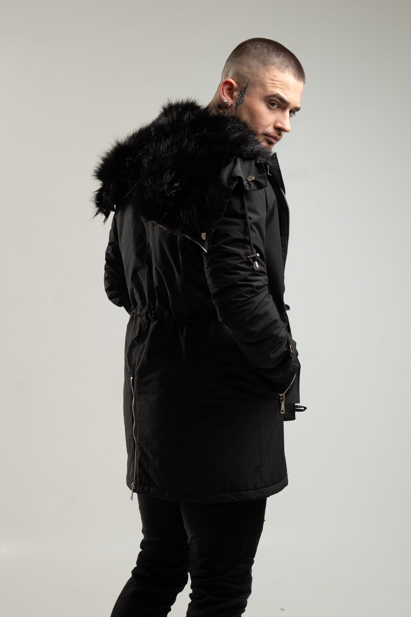 Czarna parka męska o kroju slim-fit z kapturem