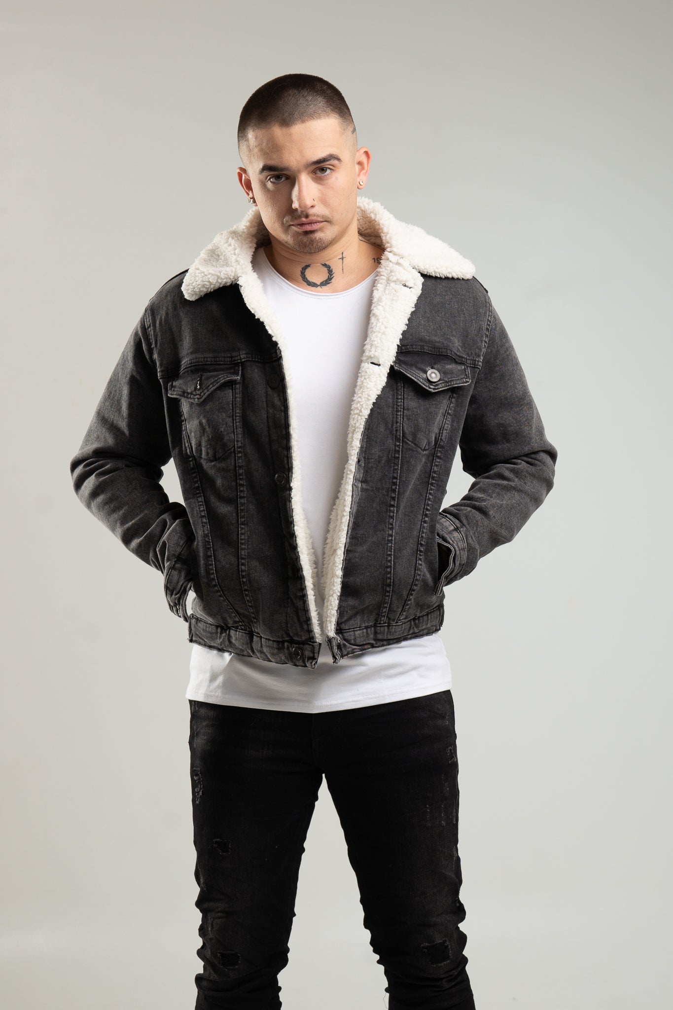 Szara jeansowa kurtka męska z futerkiem