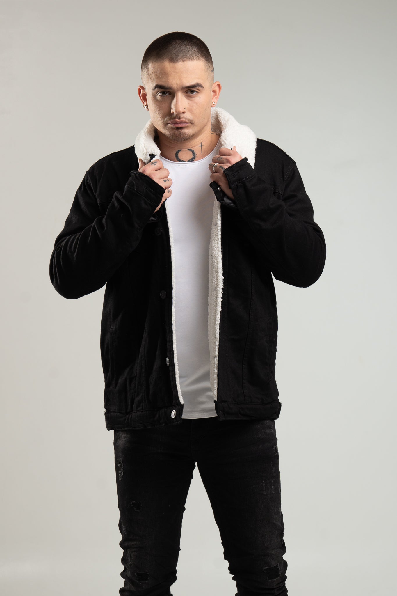 Czarna jeansowa kurtka męska z futerkiem