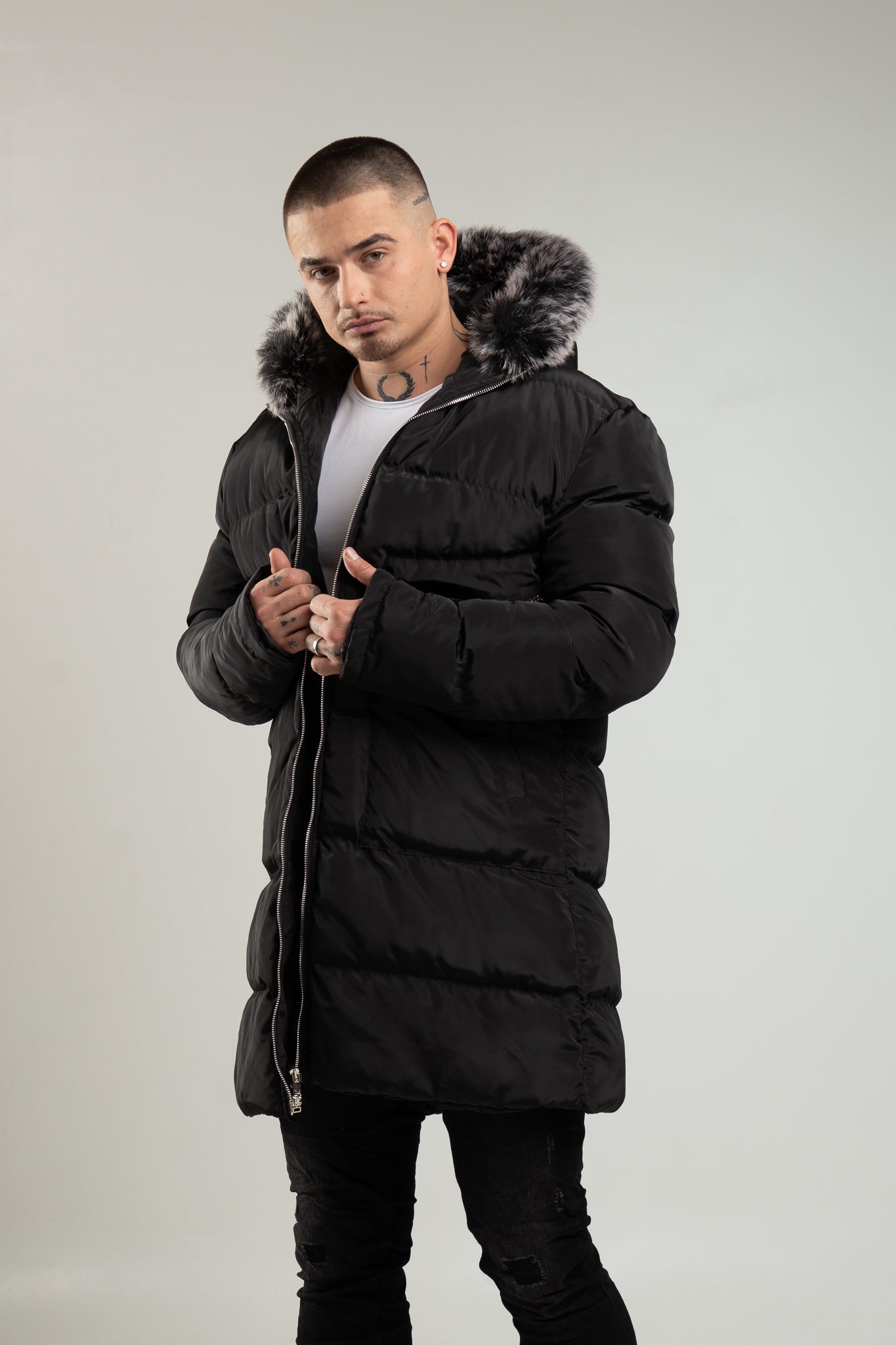 Czarna parka męska o kroju slim-fit z kapturem