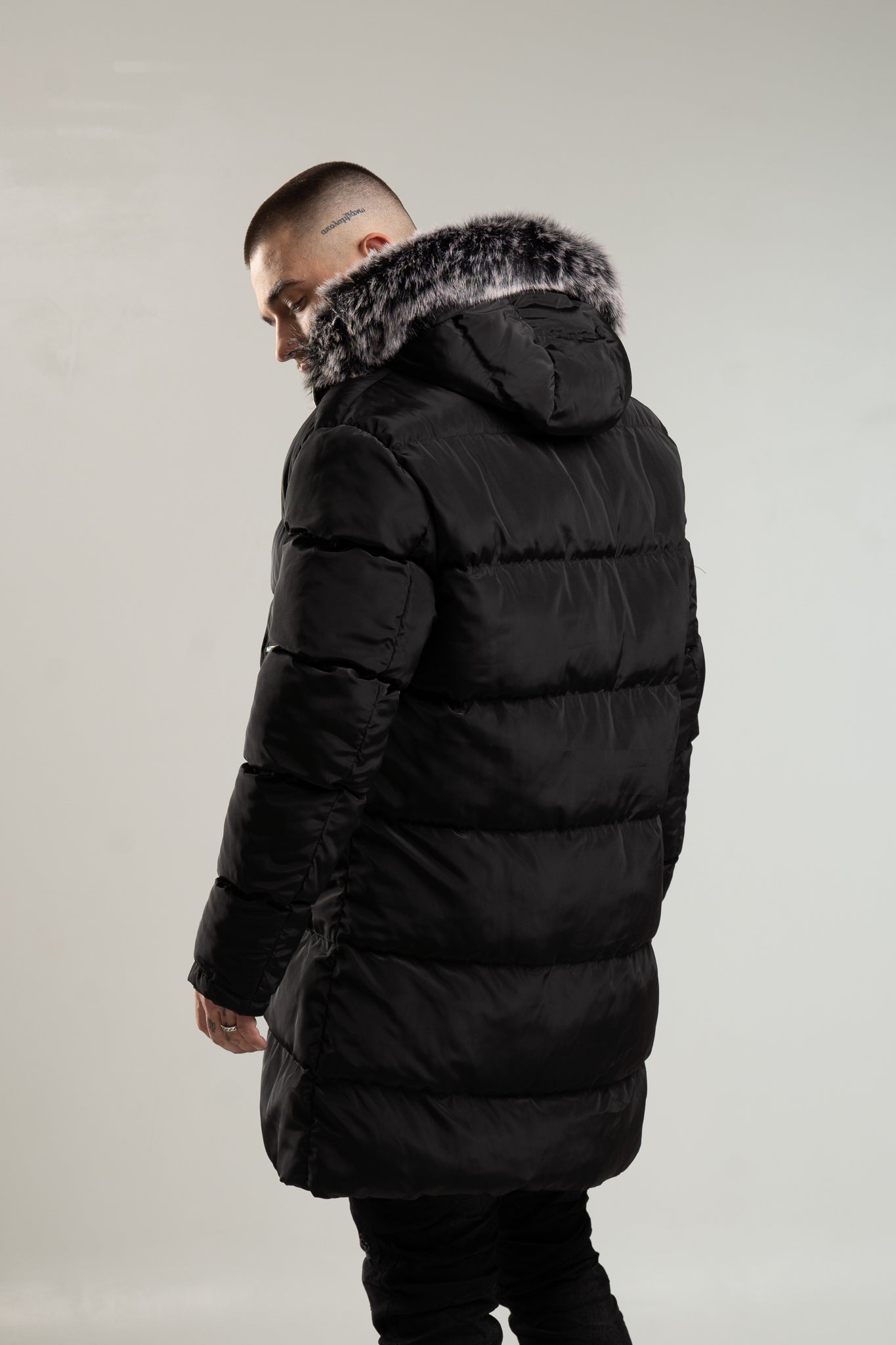 Czarna parka męska o kroju slim-fit z kapturem