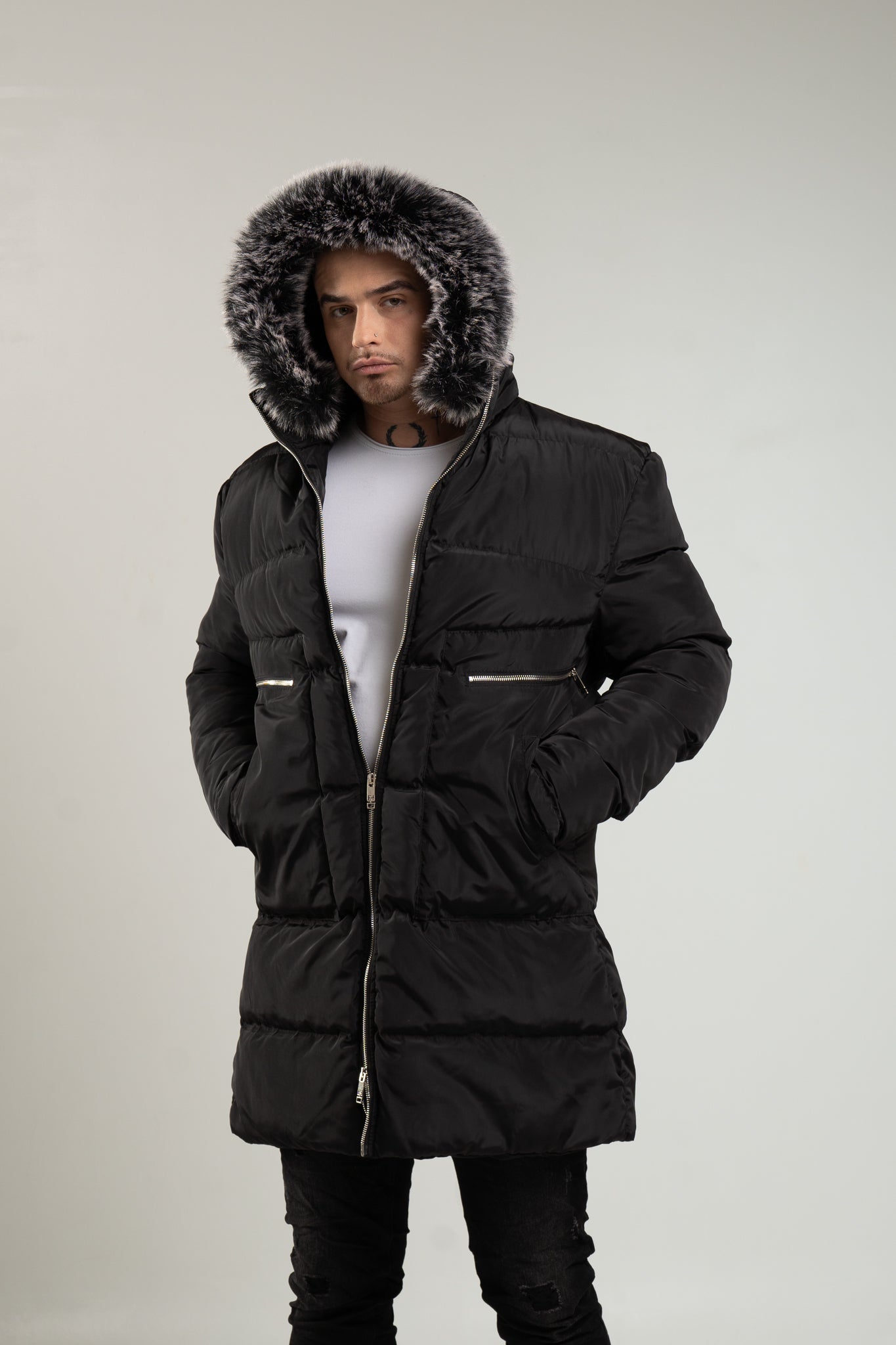 Czarna parka męska o kroju slim-fit z kapturem