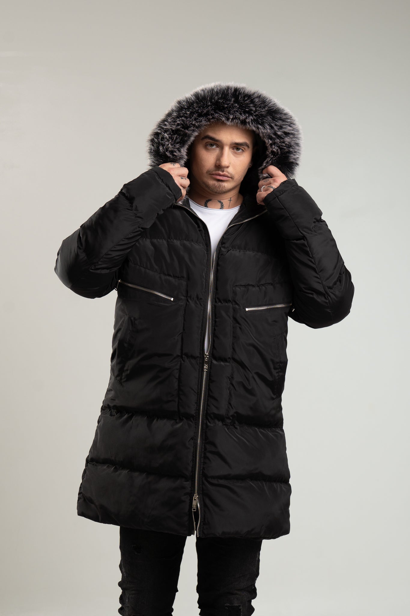 Czarna parka męska o kroju slim-fit z kapturem