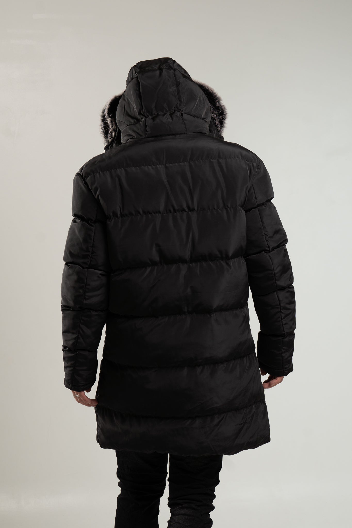 Czarna parka męska o kroju slim-fit z kapturem