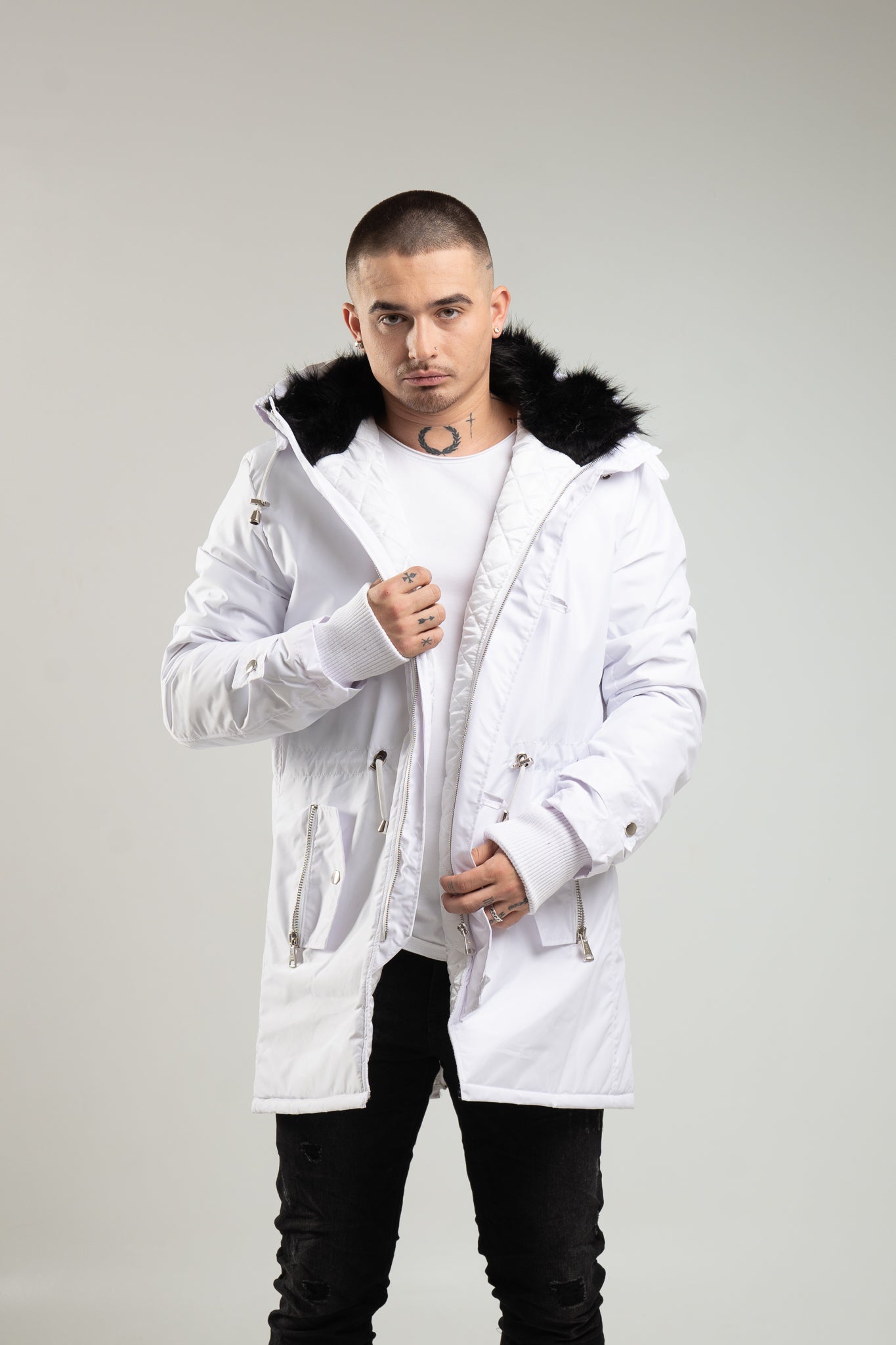 Biała parka męska o kroju slim-fit z kapturem