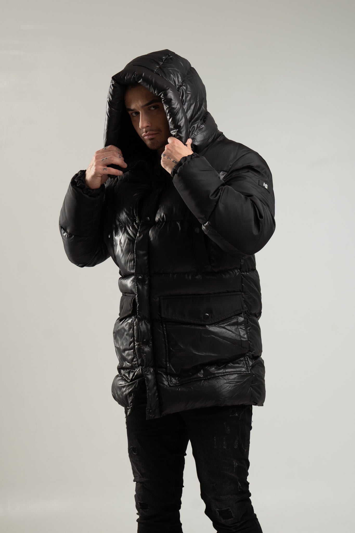 Czarna parka męska z kapturem z łączonych materiałów