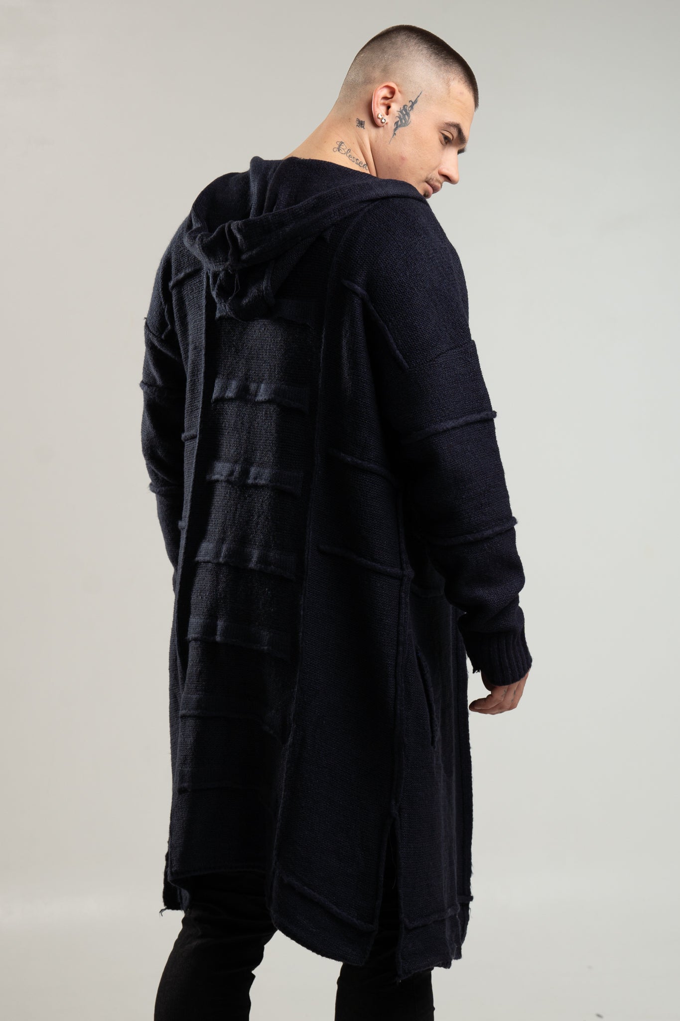 Granatowy sweter męski o dłuższym kroju z kapturem