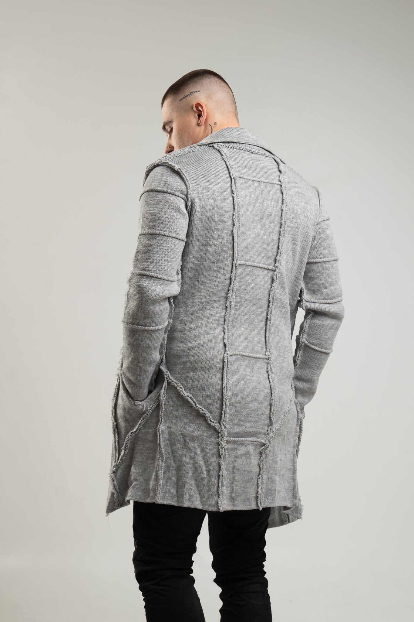 Szary sweter męski zapinany na guziki