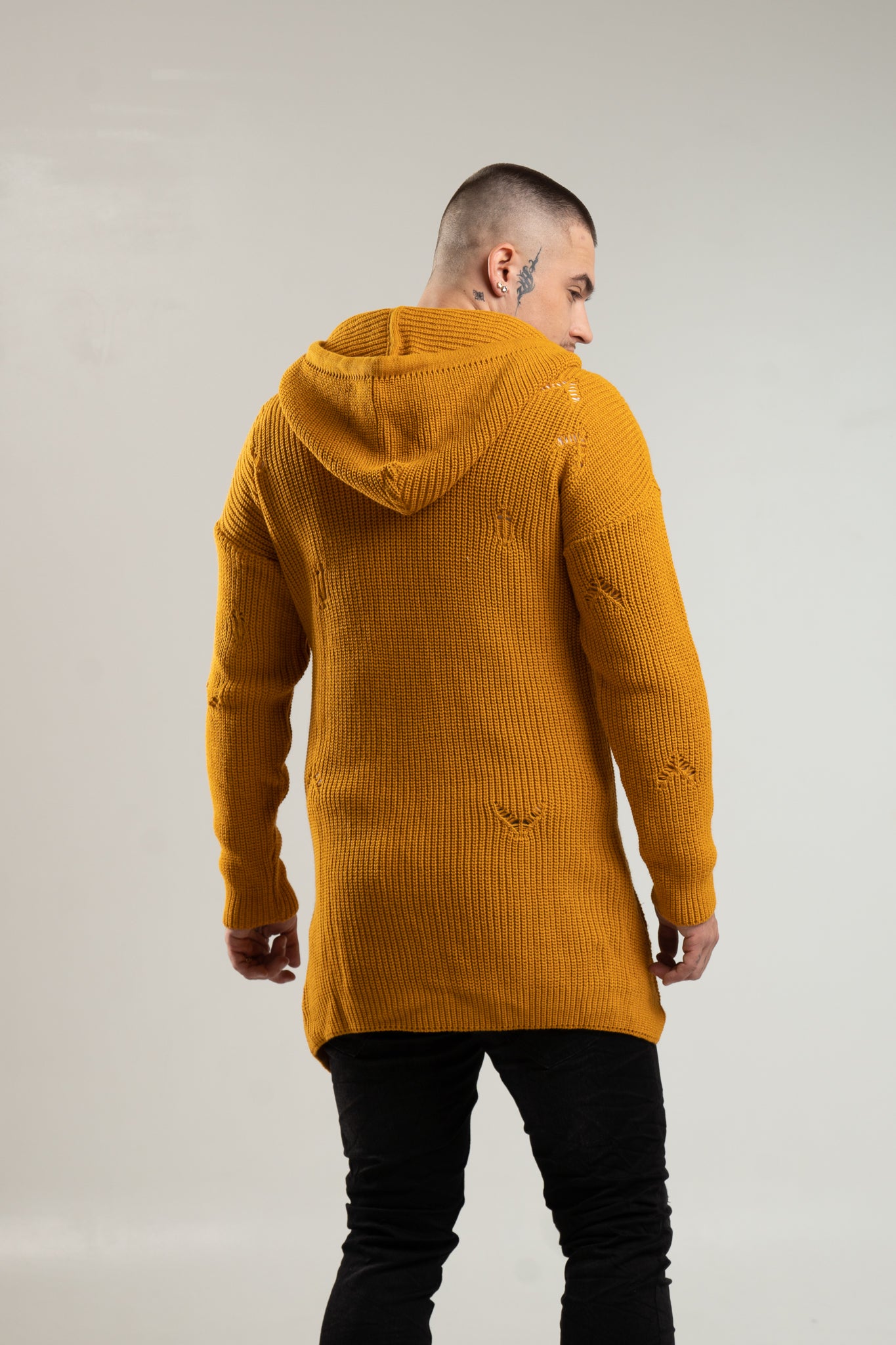 Musztardowy sweter męski z ozdobnymi zamkami