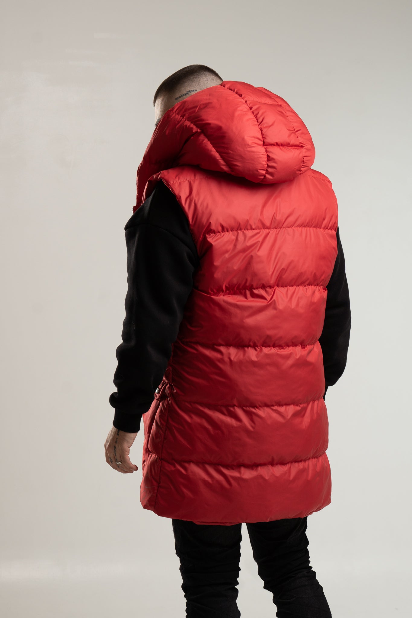 Czerwony bezrękawnik męski z kapturem z ozdobnymi czarnymi elementami