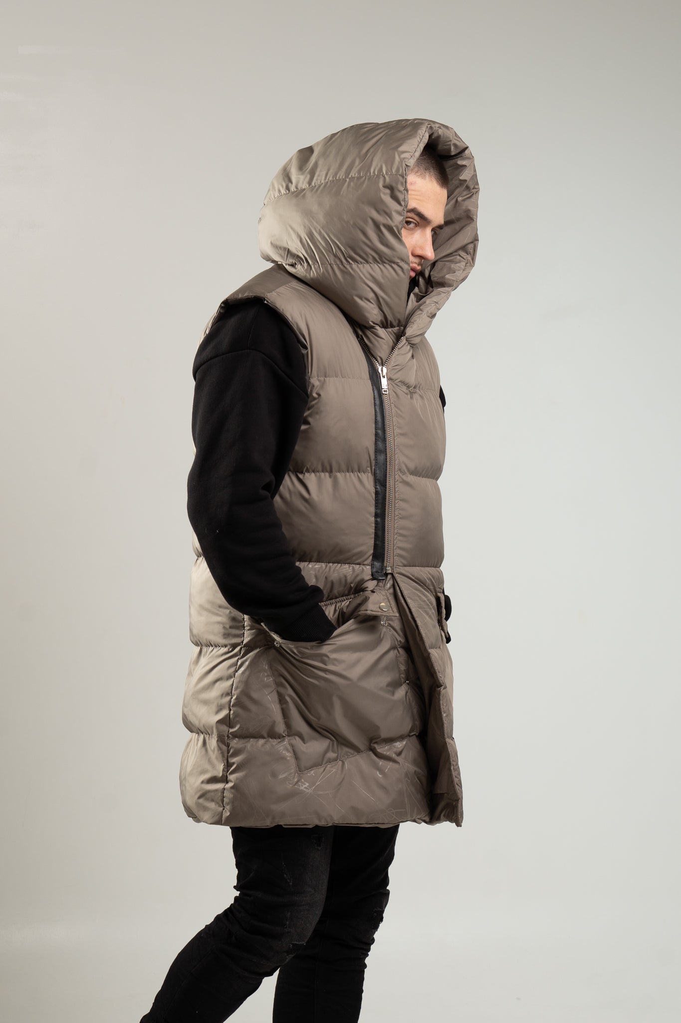 Zielony bezrękawnik męski z kapturem z ozdobnymi czarnymi elementami