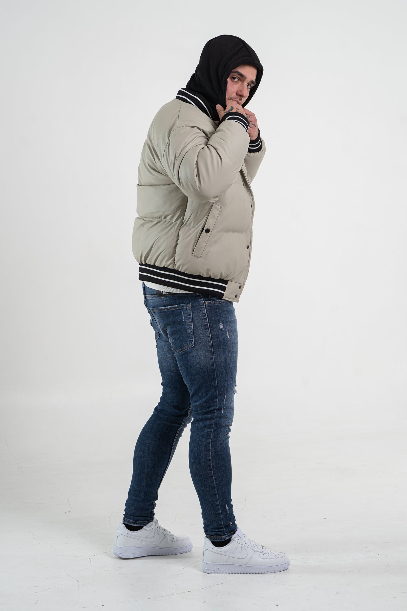 Beżowa kurtka męska typu bomberka