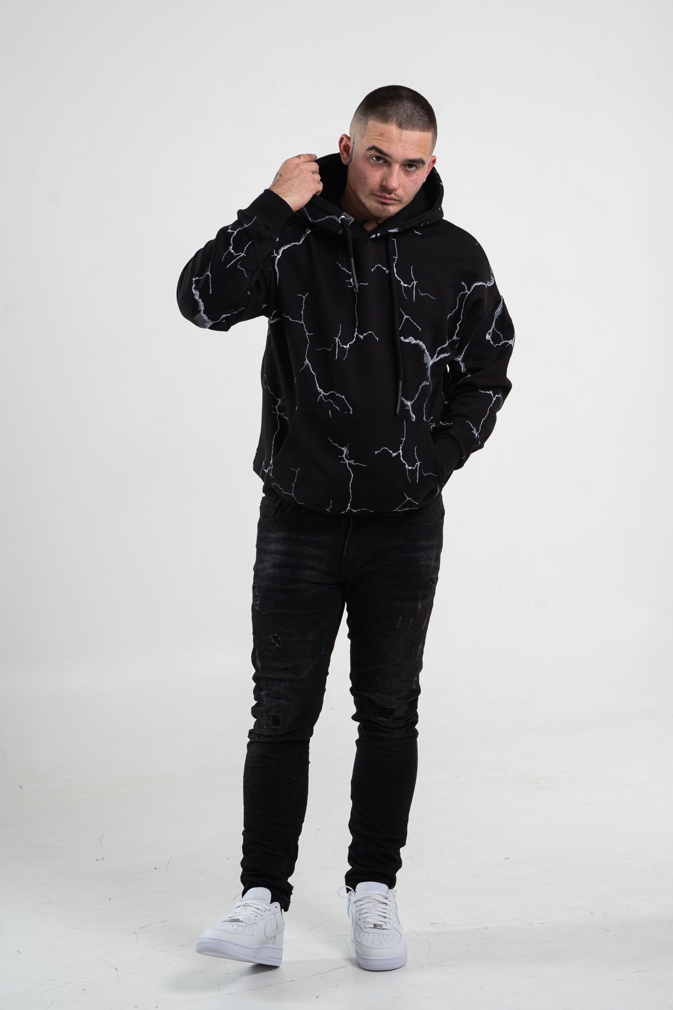 Czarna bluza męska z kapturem o kroju oversize