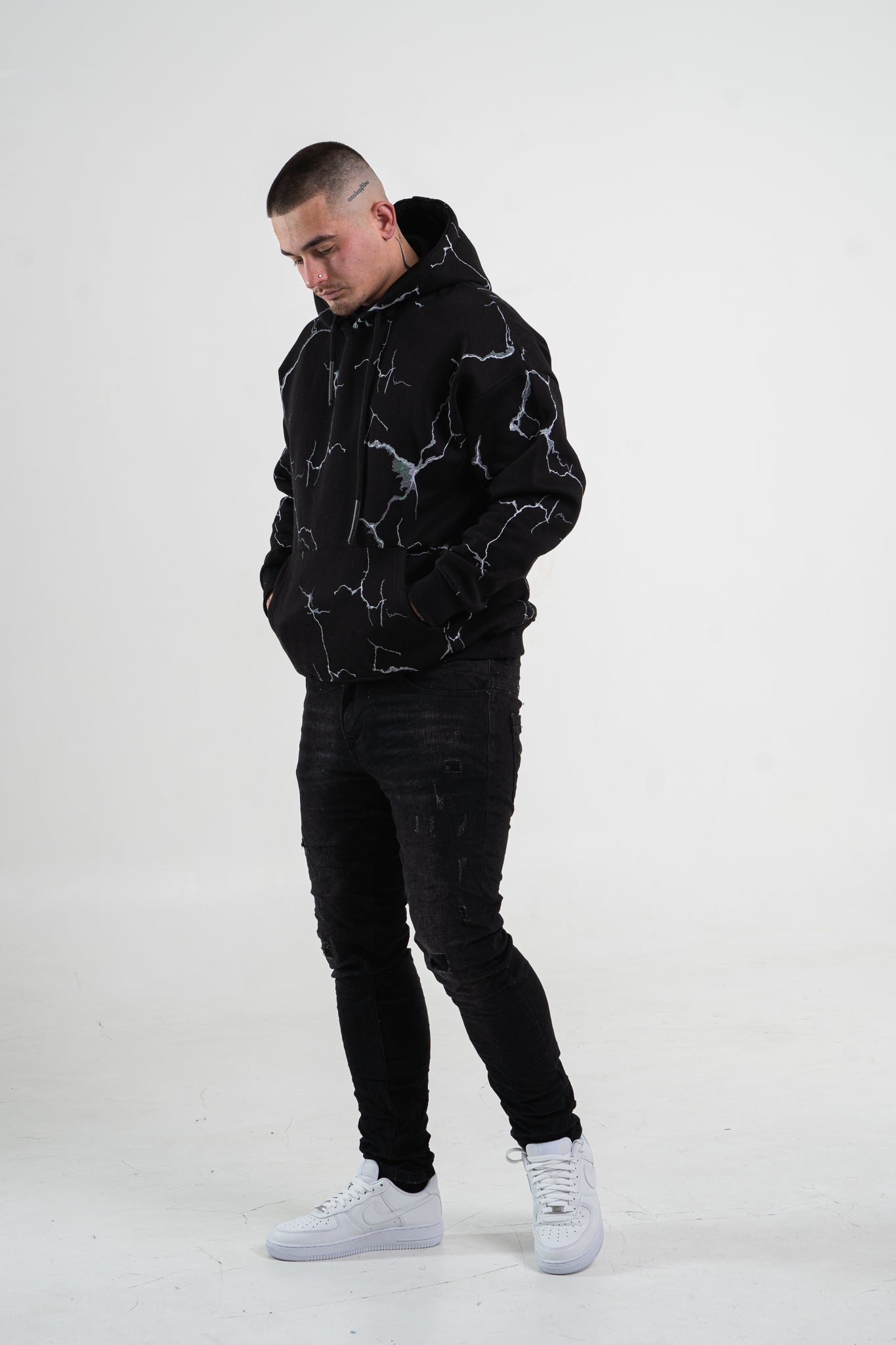 Czarna bluza męska z kapturem o kroju oversize