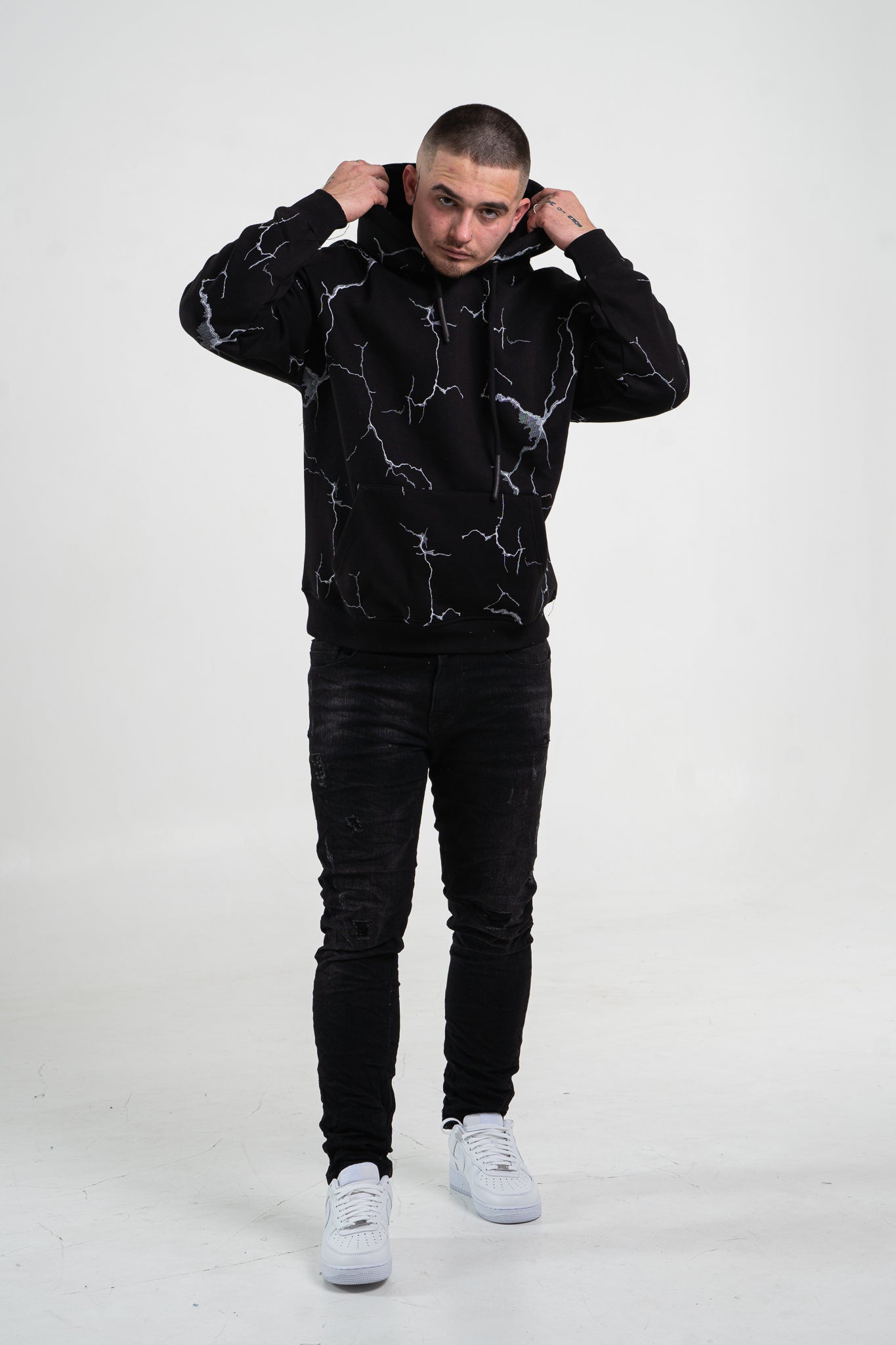 Czarna bluza męska z kapturem o kroju oversize