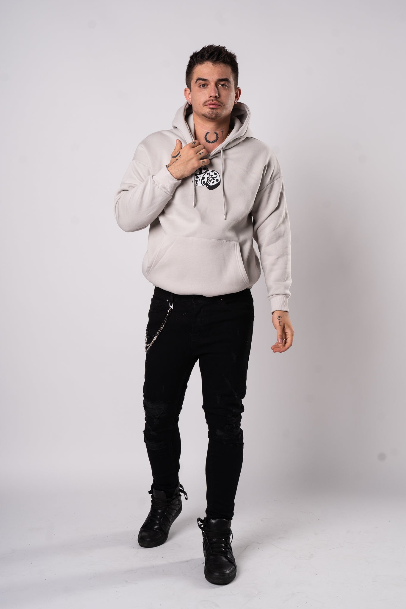 Czarne spodnie z łańcuszkiem "MenIsland"