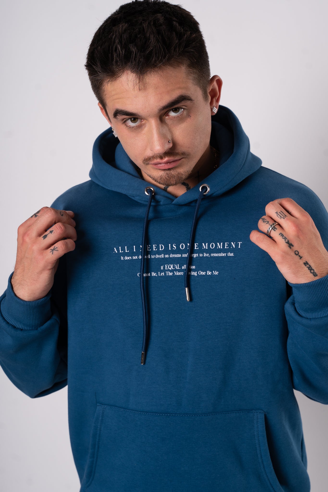 Bluza "All I Need is One Moment" - NIebieska