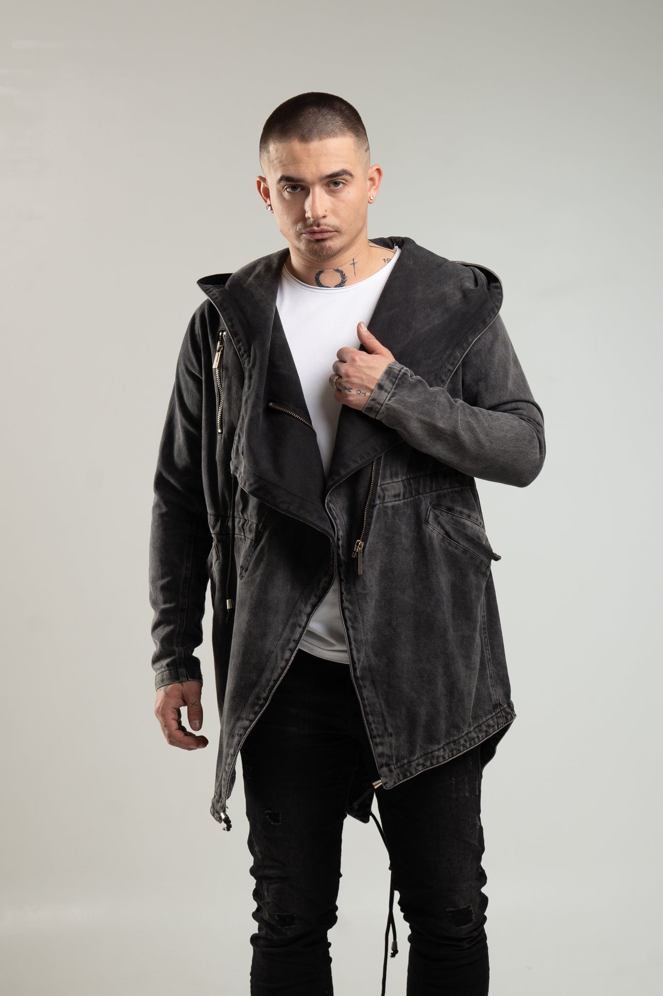 Czarna jeansowa kurtka męska z kapturem z ozdobnymi elementami