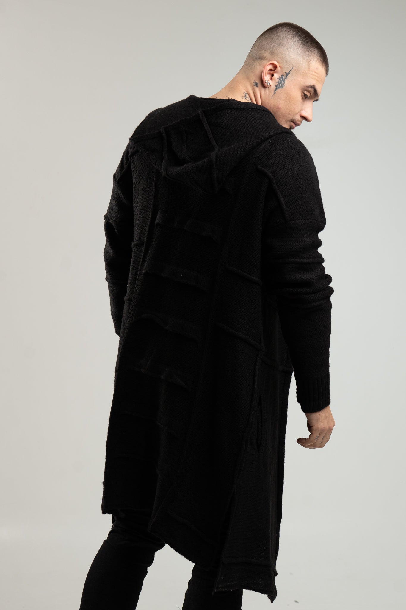Czarny sweter męski o dłuższym kroju z kapturem