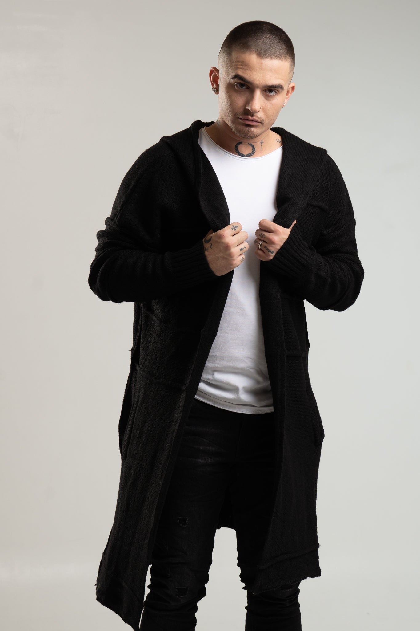 Czarny sweter męski o dłuższym kroju z kapturem