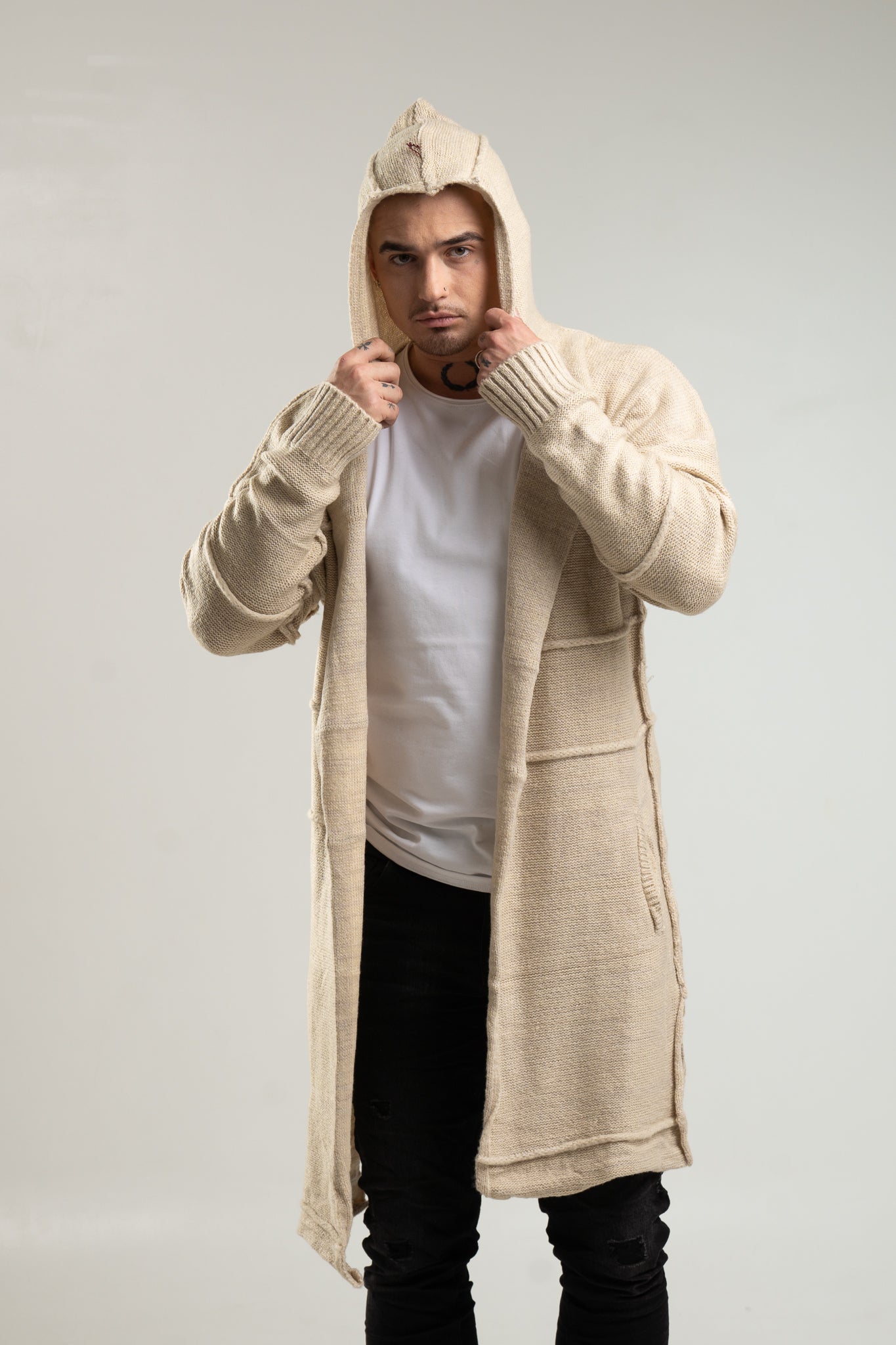 Beżowy sweter męski o dłuższym kroju z kapturem