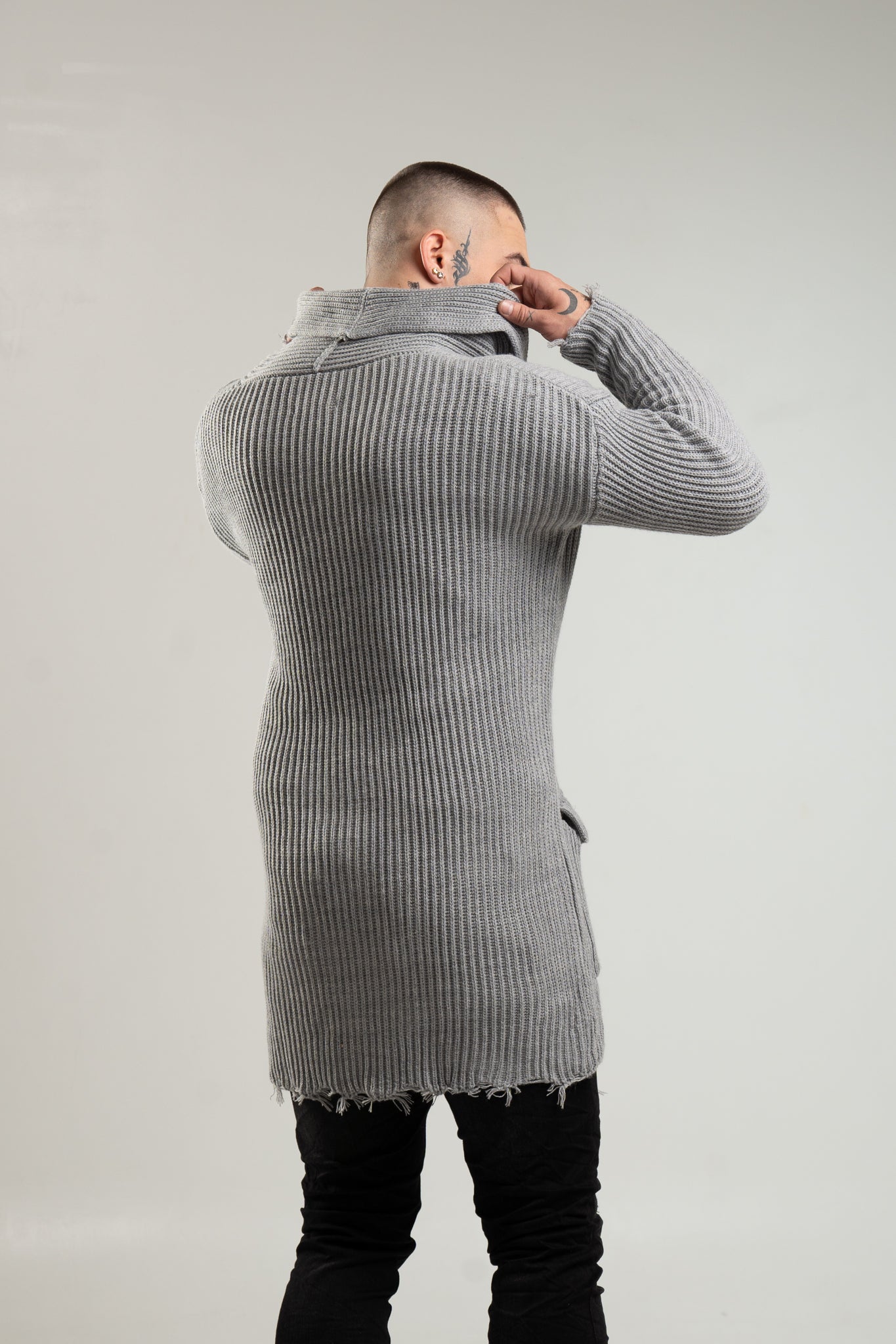 Szary sweter męski o dłuższym kroju