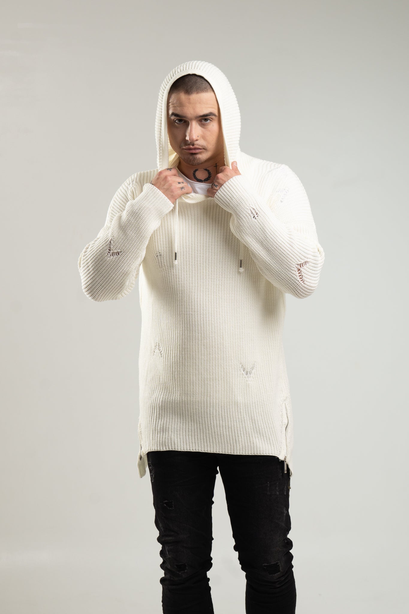 Biały swetrer męski z ozdobnymi zamkami