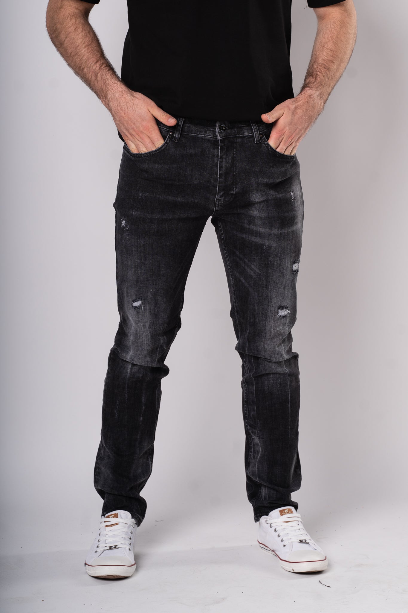 Czarne spodnie z przetarciami "MenIsland"