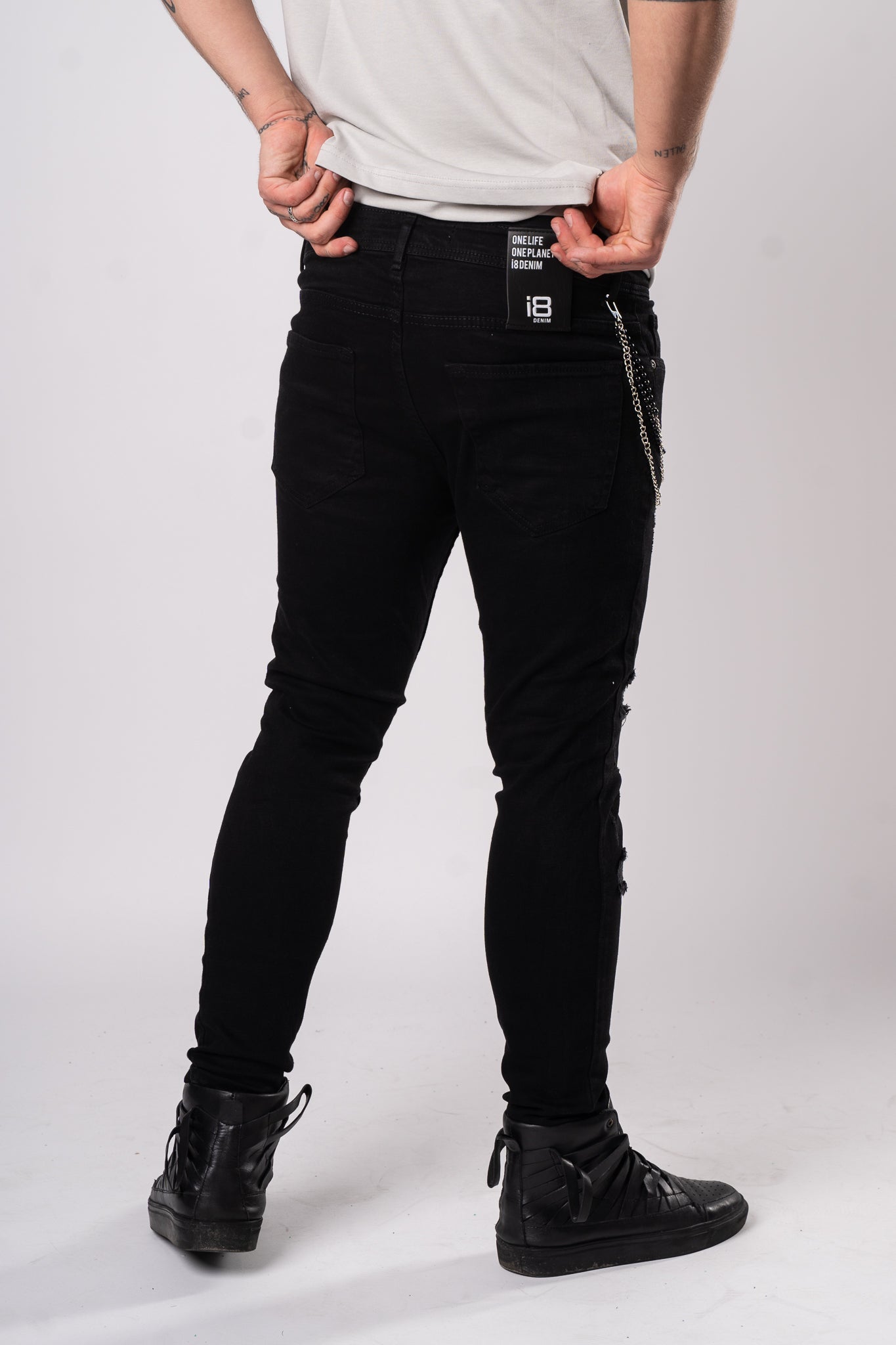 Czarne spodnie z łańcuszkiem "MenIsland"